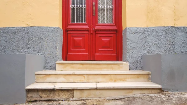 Rote Holztür in Korfu-Stadt, Korfu, Griechenland Stockbild
