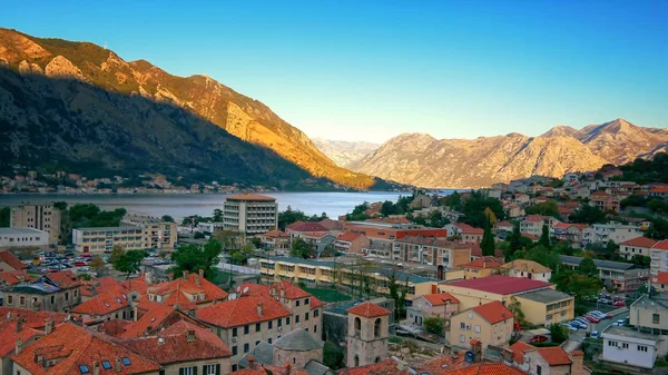 Stad Kotor, Montenegro ligt langs de baai van Kotor — Stockfoto