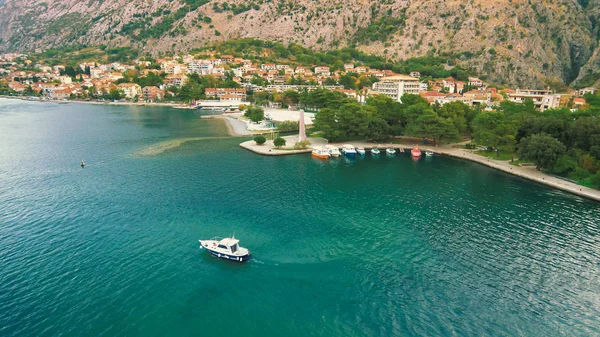 Kotor város, Montenegró a Kotori-öböl mentén fekszik — Stock Fotó