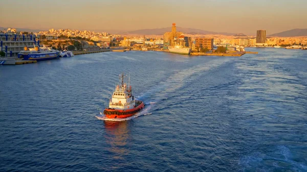 Porto de Pireu com Atenas, Grécia Skyline, logotipos removidos Fotos De Bancos De Imagens Sem Royalties
