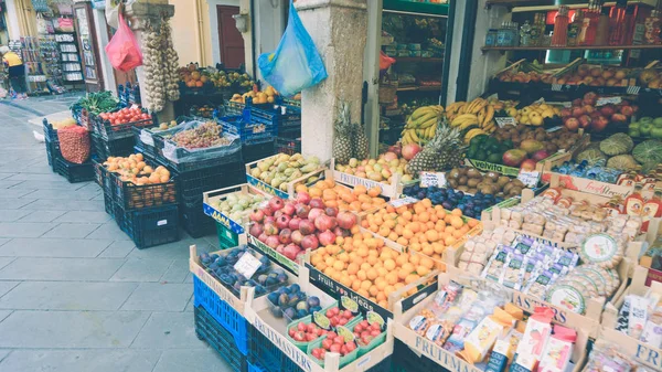 Producera marknaden i gamla stan Korfu, Grekland Stockfoto