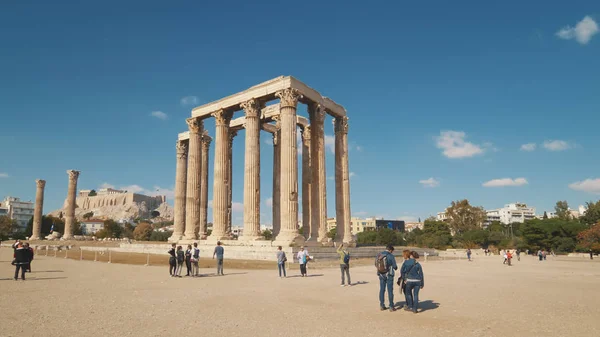 游客和奥林匹亚宙斯神庙，雅典，希腊 — 图库照片