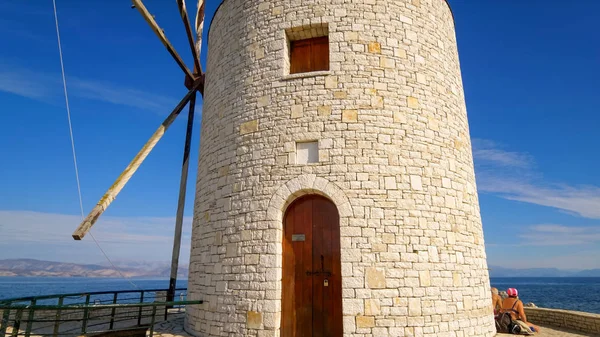 Moinho de vento de pedra tradicional na ilha grega de Corfu, Grécia — Fotografia de Stock