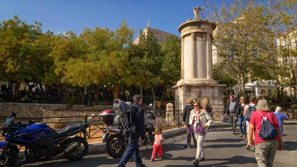 Turistas caminham pelo bairro de Plaka em Atenas, Grécia — Fotografia de Stock