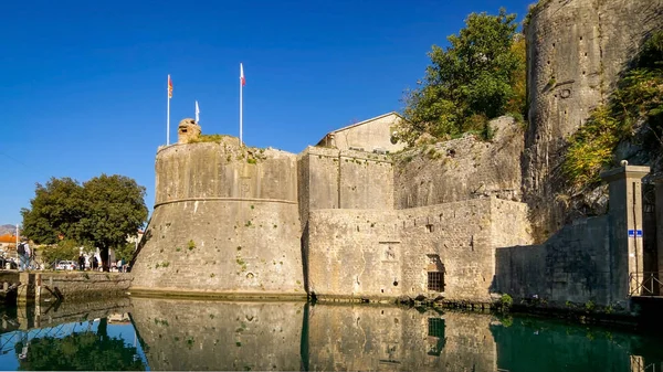 Vakt tornet i Kotor fästning i Montenegro Royaltyfria Stockfoton