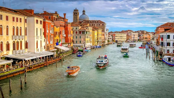 Grand Canal en Venetië, Italië skyline, vaporetto-water taxi boten — Stockfoto