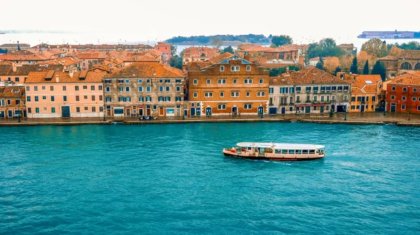 Cityscape van Venetië langs de Venetiaanse lagune met vaporetto, Italië Stockafbeelding