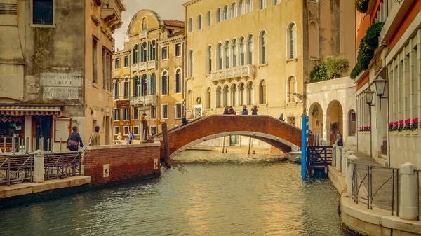 Malerische brücke über einen ruhigen kanal in venedig, italien — Stockfoto