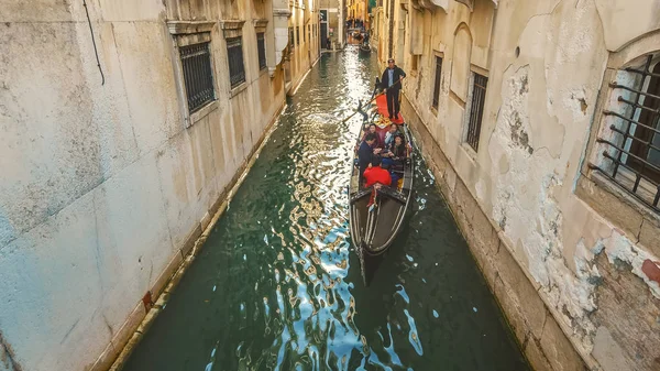 Touristengondel auf schmalem Kanal in Venedig, Italien Stockfoto