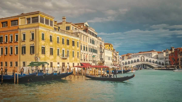 Gondola ao longo do Grande Canal e Ponte Rialto em Veneza, Itália — Fotografia de Stock