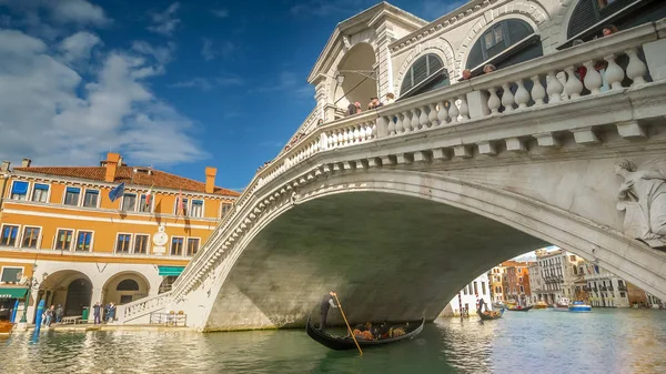 Most Rialto i gondola, Wenecja, Włochy punkt orientacyjny, twarze niewyraźne — Zdjęcie stockowe