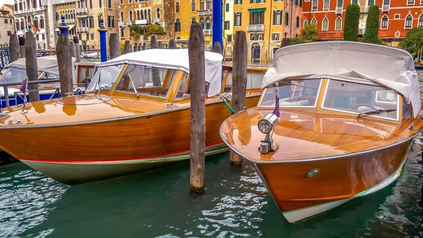 Lanchas de madera atracadas a lo largo del Gran Canal en Venecia, Italia —  Fotos de Stock