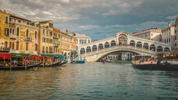 意大利威尼斯大运河和里亚托桥 — 图库照片