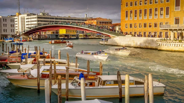 Los turistas cruzan el puente de la Constitución sobre el Gran Canal, Venecia, Italia, se enfrenta a logotipos borrosos — Foto de Stock