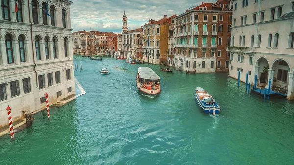 Vaporetto y Arquitectura en el Gran Canal, Venecia, Italia — Foto de Stock