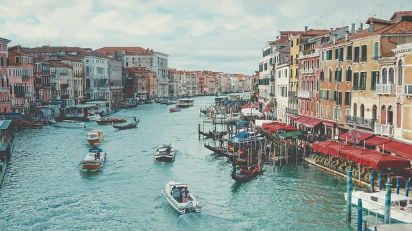 Venetië, Italië-boten en skyline langs Canal Grande, gezichten logo's wazig — Stockfoto