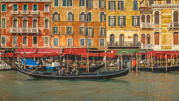Gondole d'aviron le long du Grand Canal Architecture, Venise, Italie — Photo