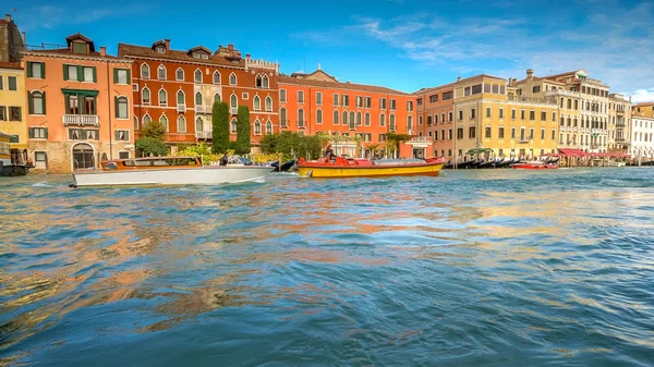 Boote und Architektur auf dem Canal Grande, Venedig, Italien, Gesichter verschwimmen — Stockfoto