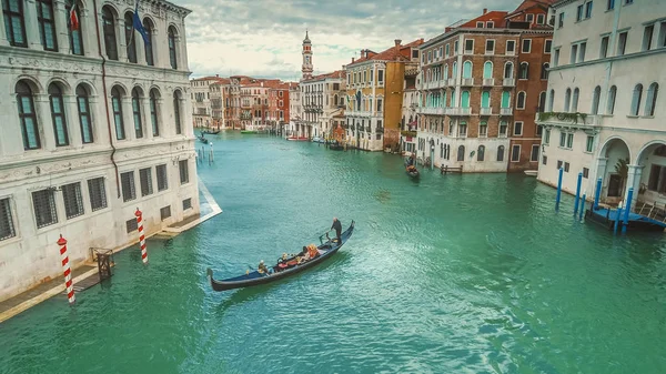 Gondola i architektura miasta na kanale Canal Grande, Wenecja, Włochy — Zdjęcie stockowe