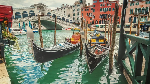 Töm gondoler vid Rialtobron i Venedig, Italien Stockbild