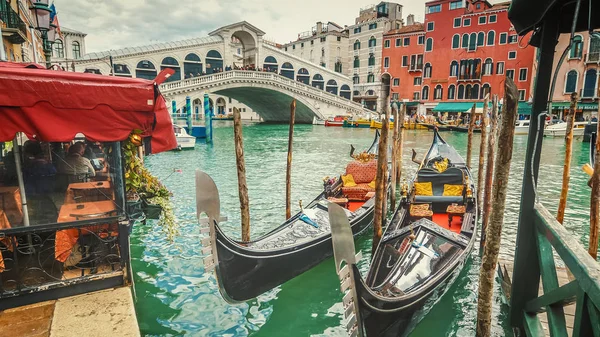 Töm gondoler vid Rialtobron i Venedig, Italien Stockbild