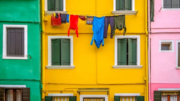 Prádlo zavěšené na suché rány ve větru v pestré vesnici Burano, Benátky, Itálie — Stock fotografie