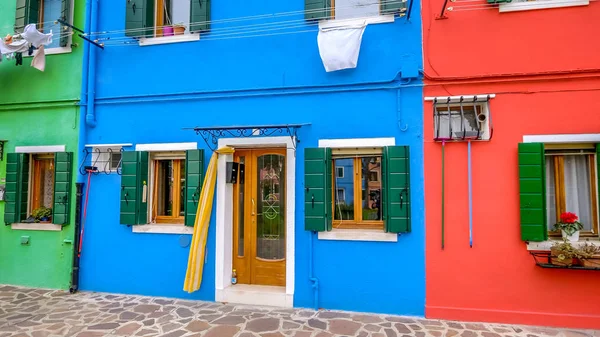 Přední dveře zářivě malovaných domů na ostrově Burano v Benátkách, Itálie — Stock fotografie