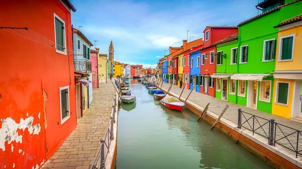 Buntes Fischerdorf und Kanal der Insel Burano in Venedig, Italien — Stockfoto