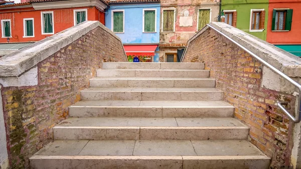 Pueblo de Burano, Escalinatas del Puente sobre el Canal - Venecia, Italia — Foto de Stock