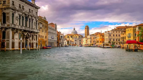 Grand Canal-boten en skyline in Venetië, Italië Stockfoto