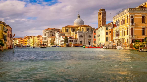 Grand Canal-båtar och skyline i Venedig, Italien Royaltyfria Stockbilder