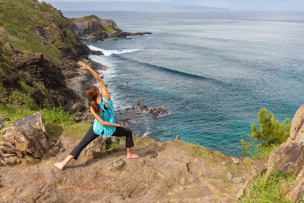 Žena Cvičí Jógu Podél Malebného Pobřeží Maui Havaj — Stock fotografie