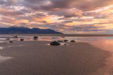 cook giriş Alaska düşük tide adlı boyunca doğal bir gün batımı 