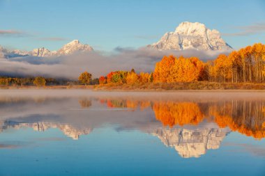 Tetons doğal bir yansıması oxbow üzerinden sonbaharda viraj