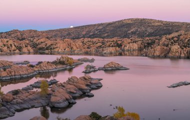 dolunay doğal Watson Gölü Prescott Arizona üzerinde yükselen