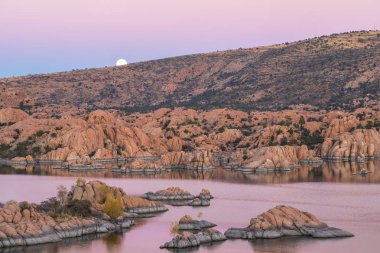 dolunay doğal Watson Gölü Prescott Arizona üzerinde yükselen