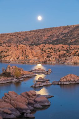 dolunay doğal Watson Gölü Prescott Arizona üzerinde yükselen