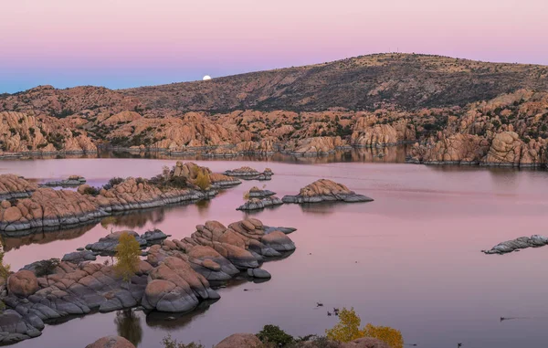 Volle Maan Stijgt Boven Schilderachtige Watson Lake Prescott Arizona — Stockfoto