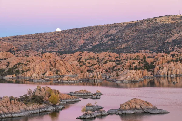 dolunay doğal Watson Gölü Prescott Arizona üzerinde yükselen