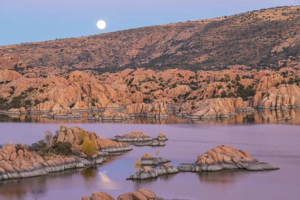 Volle Maan Stijgt Boven Schilderachtige Watson Lake Prescott Arizona — Stockfoto