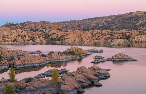 Volle Maan Stijgt Boven Schilderachtige Watson Lake Prescott Arizona — Stockfoto