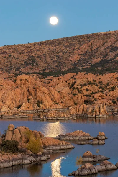 Luna Plină Răsare Peste Pitorescul Watson Lake Prescott Arizona — Fotografie, imagine de stoc