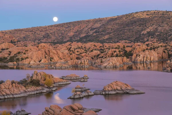 Volle Maan Stijgt Boven Schilderachtige Watson Lake Prescott Arizona — Stockfoto