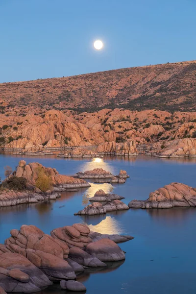 dolunay doğal Watson Gölü Prescott Arizona üzerinde yükselen