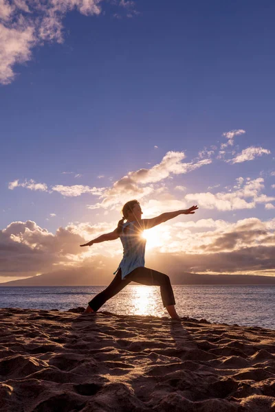 Женщина Практикующая Йогу Закате Пляже Мауи — стоковое фото