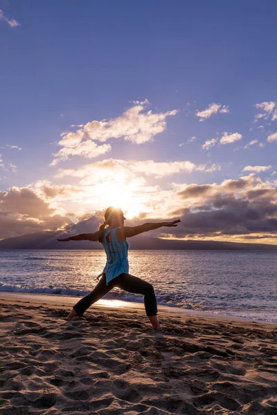 Žena Cvičí Jóga Při Západu Slunce Pláži Maui — Stock fotografie