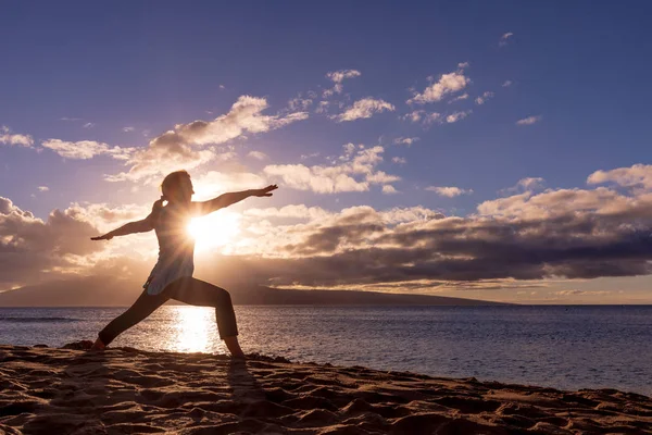 Pratik Yoga Gün Batımında Maui Kumsalda Bir Kadın — Stok fotoğraf