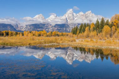 Tetons 'da manzaralı bir sonbahar yansıması manzarası