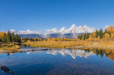 Tetons 'da manzaralı bir sonbahar yansıması manzarası