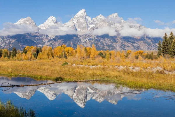 Tetons 'da manzaralı bir sonbahar yansıması manzarası